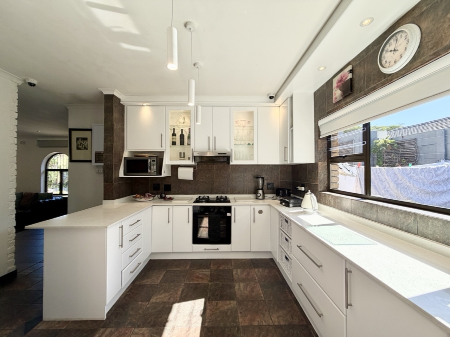 5 Bedroom Property for Sale in Flamingo Vlei Western Cape